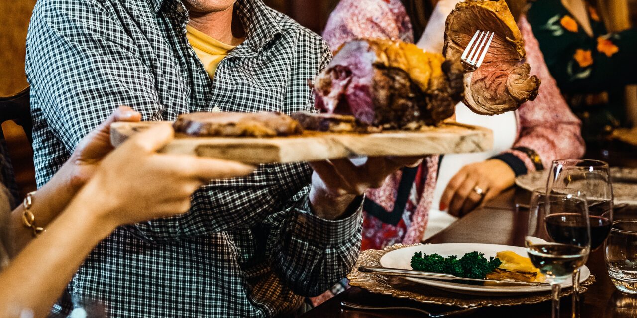 Gast aan tafel: Is het op het eten of mee-eten?