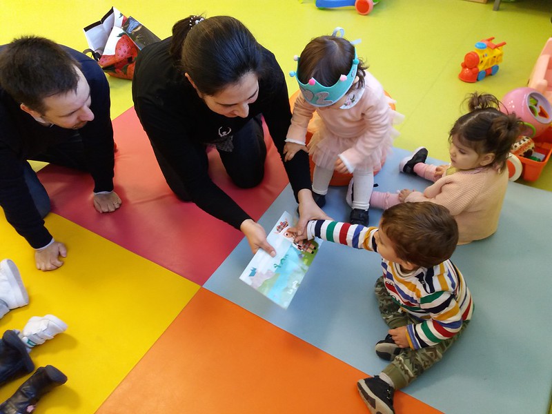 Kind met meerdere opvoeders: Thuis bij ouders, opa’s en oma’s en leidster op crèche