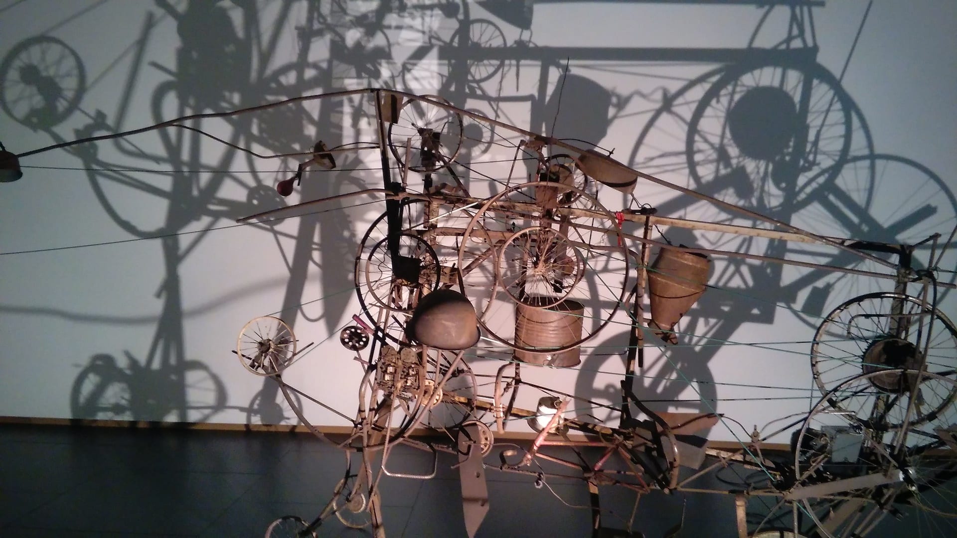 Jean Tinguely: De kunst in beweging - Meer dan vijftig