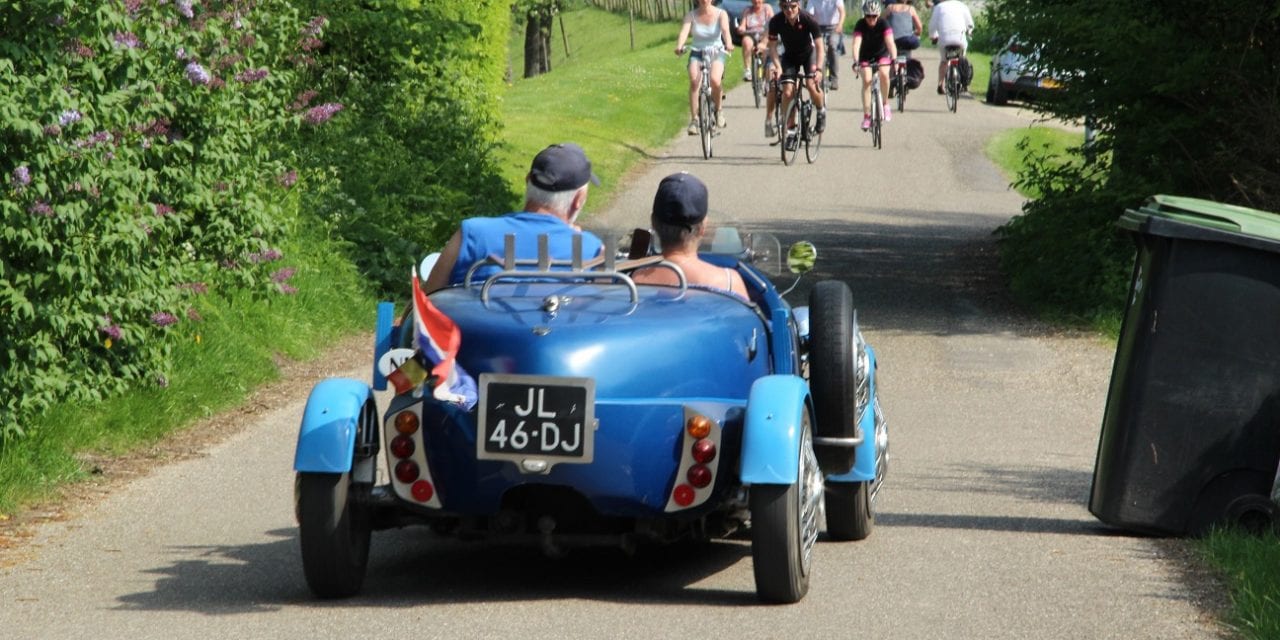 Oldtimers als bijen rond bloembollen en bloesem…