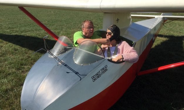 Mee in een zweefvliegtuig: nooit te oud voor avontuur!