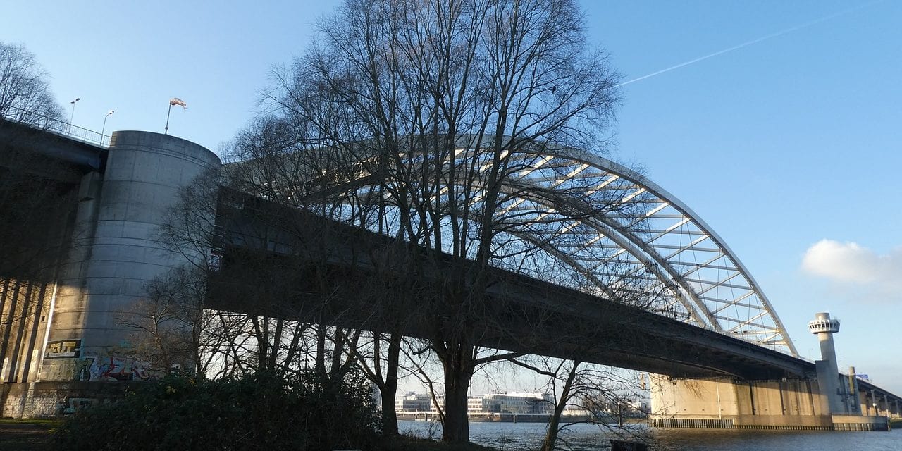 Bejaardenprotest op de Van Brienenoordbrug…