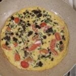 Omelet met bosui, tomaatjes en versnipperde nori