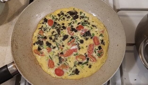 Omelet met bosui, tomaatjes en versnipperde nori