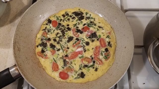 Omelet met bosui, tomaatjes en versnipperde nori