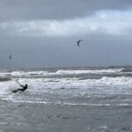 Wijk aan Zee: lopen tussen surfers en strandzeilers