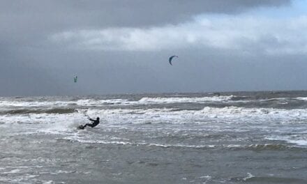 Wijk aan Zee: lopen tussen surfers en strandzeilers