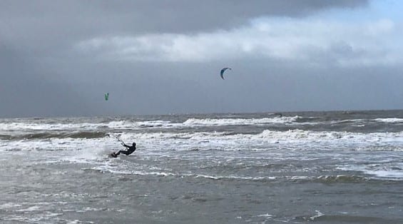 Wijk aan Zee: lopen tussen surfers en strandzeilers