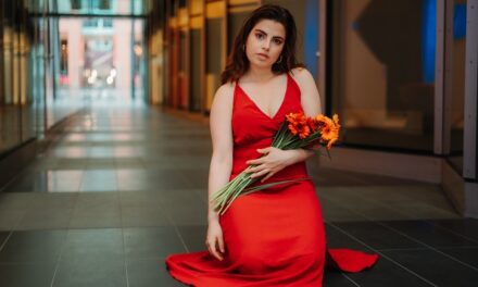 Vrouw, durf te leven: kies voor rood in de winkelstraat!