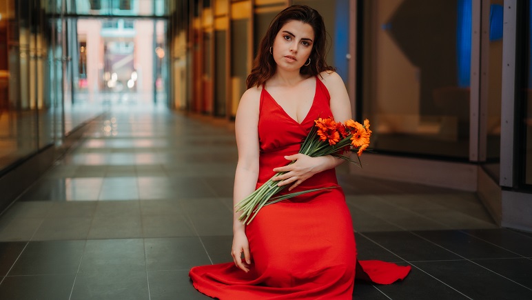 Vrouw, durf te leven: kies voor rood in de winkelstraat!