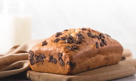 Vier Wereld Veganismedag met chocolade bananenbrood