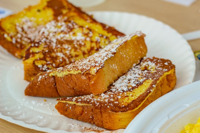 Red oud brood en maak wentelteefjes