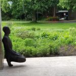 Vrolijk makende kunst van Gormley in Voorlinden