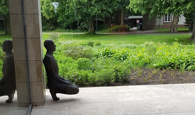 Vrolijk makende kunst van Gormley in Voorlinden