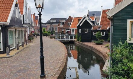 Zuiderzeeroute fietsen: Volendam zien en dan vallen…