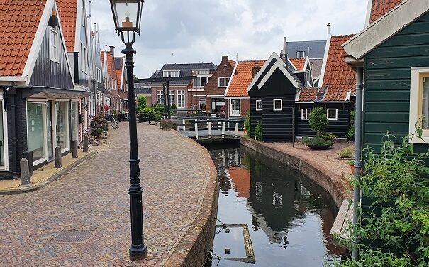 Zuiderzeeroute fietsen: Volendam zien en dan vallen…