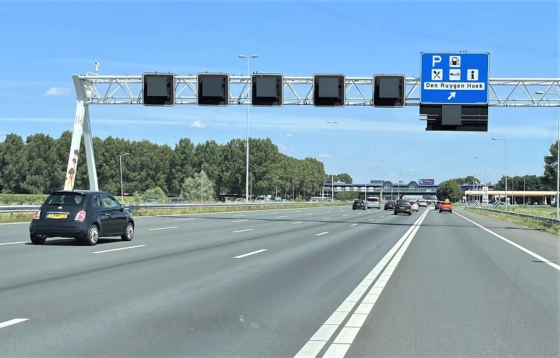 Directiechauffeur onderweg: waarom onnodig links rijden?