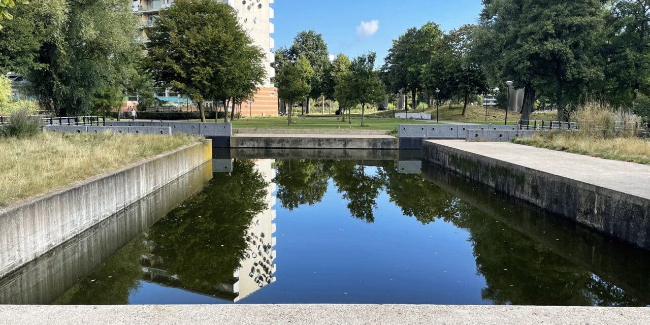 Wandeling naar plek van de Bijlmerramp