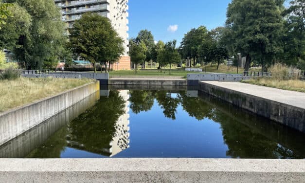 Wandeling naar plek van de Bijlmerramp